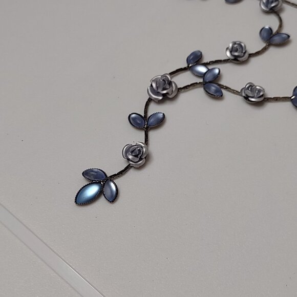 19 Inch Pretty Blue Flower Necklace - Picture 2 of 8